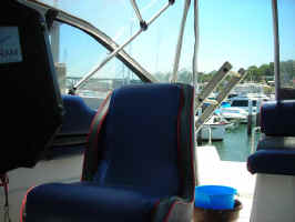 captains chair.jpg (36217 bytes)