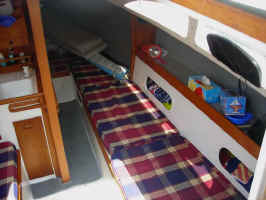 saloon-stbd.jpg (42153 bytes)