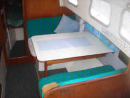 dinette 1.jpg (27553 bytes)