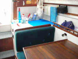 dinette aft.jpg (35888 bytes)