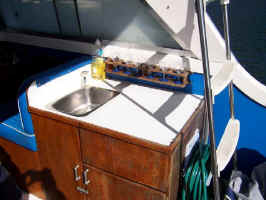 galley.jpg (36022 bytes)