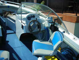 helm seat.jpg (51877 bytes)